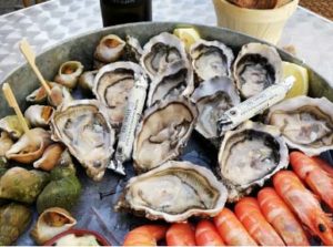 plat de bulots d'huitres et de crevettes avec du vin